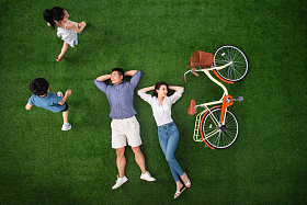 草地上快乐的一家四口照片