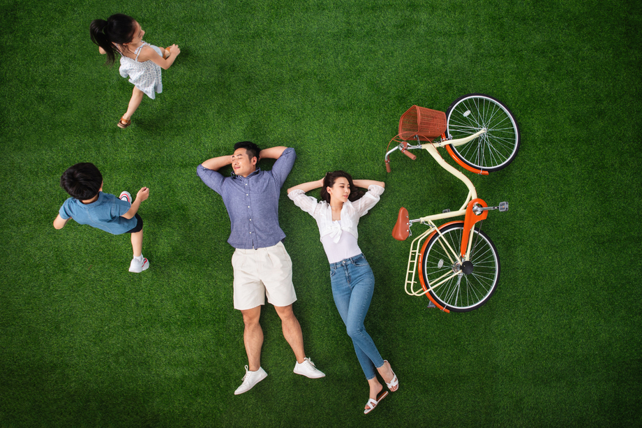 草地上快乐的一家四口照片