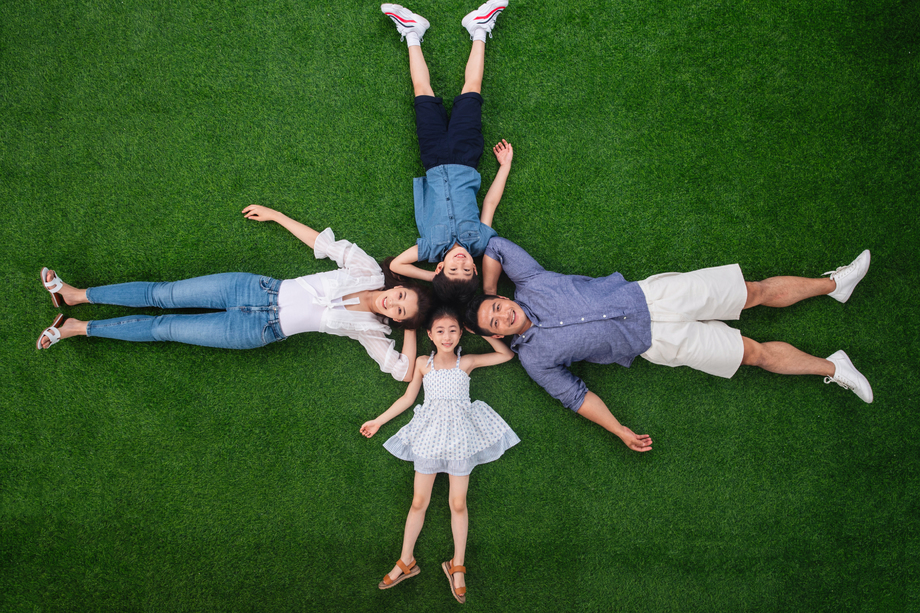 幸福的一家四口躺在草地上图片