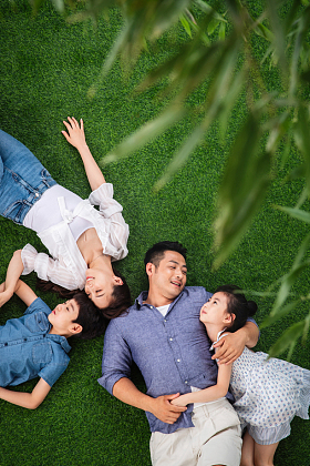 幸福的一家四口躺在草地上图片