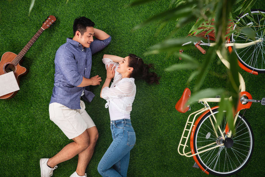 幸福的青年伴侣在草地上享受甜蜜时光 幸福的青年伴侣在草地上享受甜蜜时光