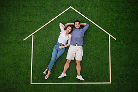 青年伴侣躺在草地上的房子轮廓