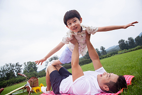 快乐的父子在草地上玩耍