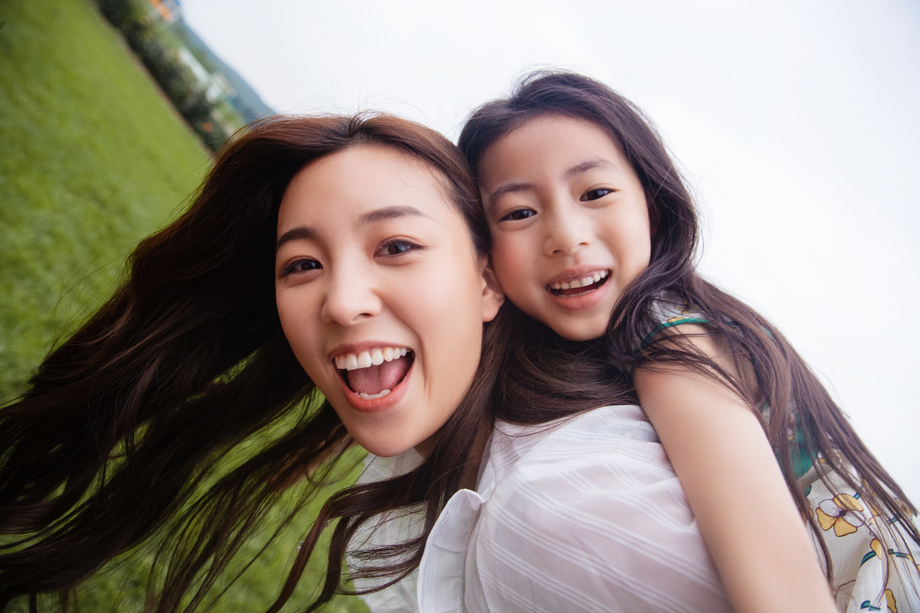 幸福的母女在户外玩耍照片