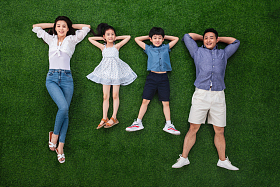 幸福的一家四口躺在草地上图片