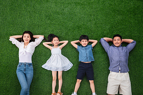 幸福的一家四口躺在草地上图片