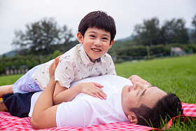 快乐的父子在草地上玩耍图片