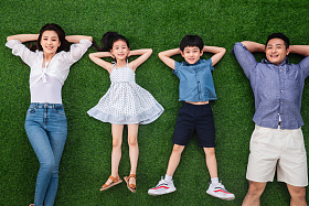 幸福的一家四口躺在草地上