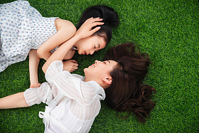 幸福的母女躺在草地上