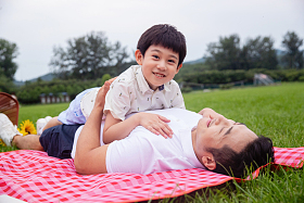 快乐的父子在草地上玩耍图片