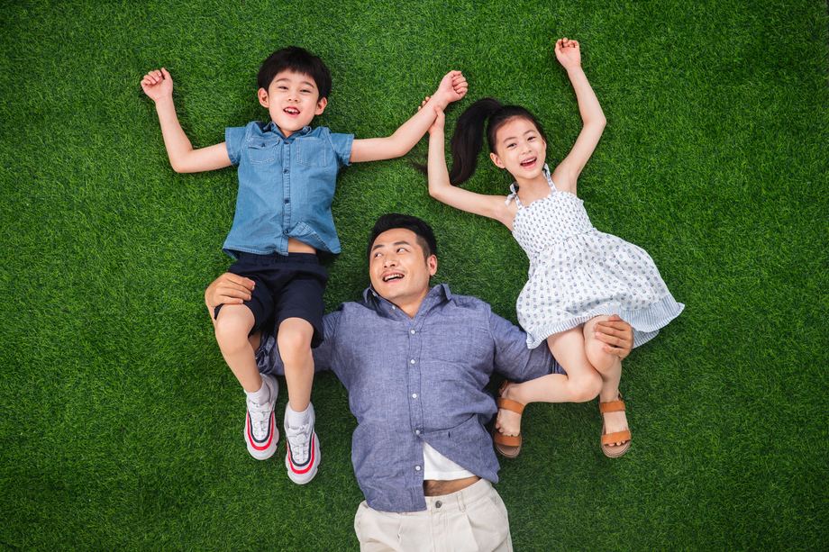 在草地上父亲托举儿子和女儿图片 在草地上父亲托举儿子和女儿图片