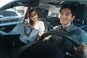 快乐情侣坐在汽车里图片