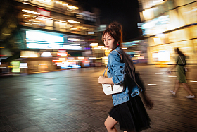 夜晚行走的路上的青年女人图片