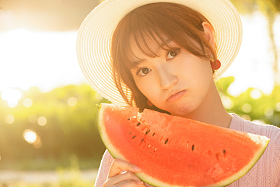 拿着西瓜的青年女人