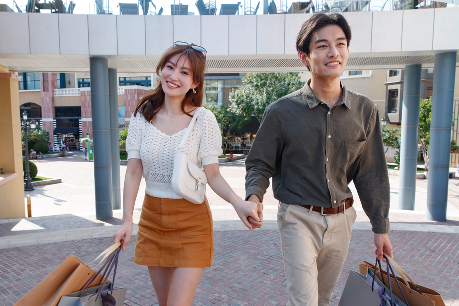 幸福情侣手牵手逛街购物 幸福情侣手牵手逛街购物