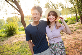 在公园里郊游的幸福情侣图片