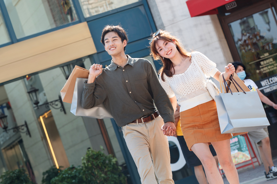幸福情侣手牵手逛街购物 幸福情侣手牵手逛街购物