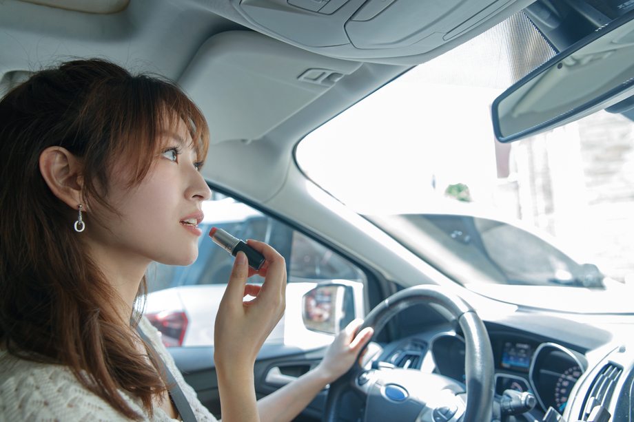 开车的青年女人图片