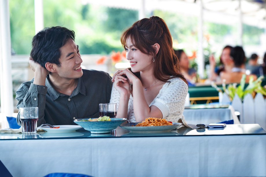快乐情侣在餐厅里用餐图片 快乐情侣在餐厅里用餐图片