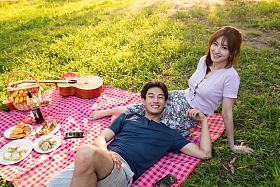 躺在草地上的幸福情侣