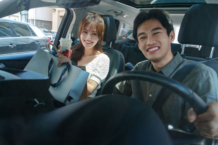 快乐情侣坐在汽车里图片 快乐情侣坐在汽车里图片