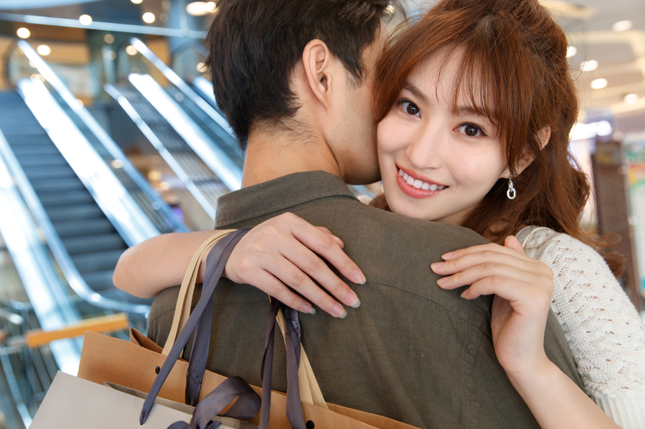 拿着购物袋拥抱的幸福情侣 拿着购物袋拥抱的幸福情侣