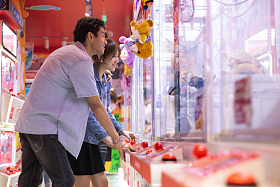 快乐情侣玩抓娃娃游戏图片