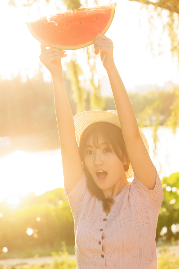 拿着西瓜的快乐青年女人图片 拿着西瓜的快乐青年女人图片