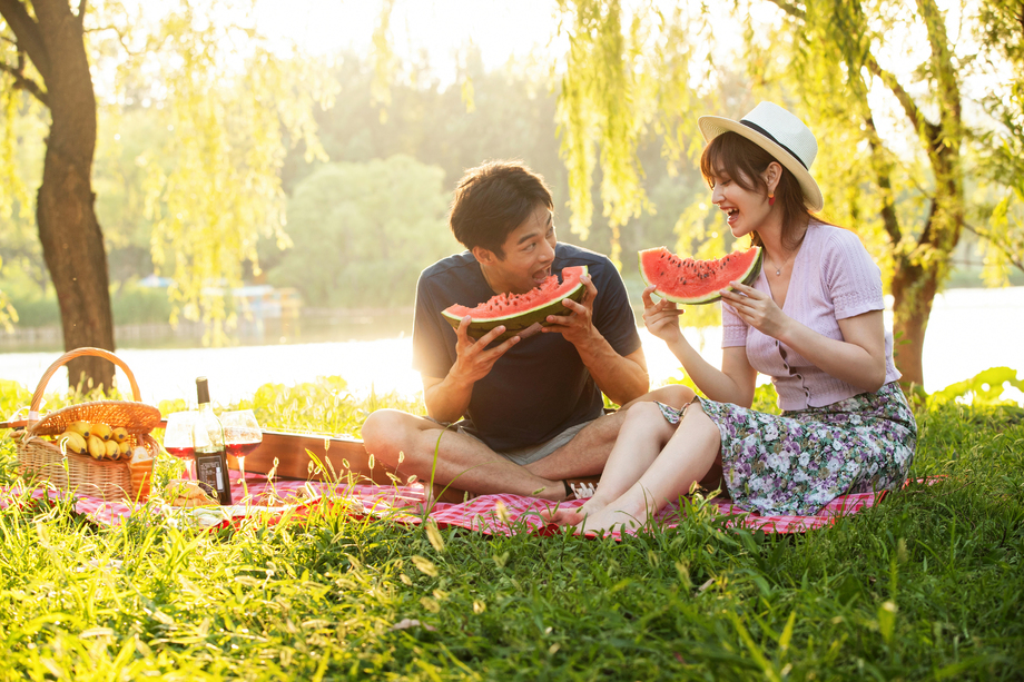 在公园里郊游的幸福情侣 在公园里郊游的幸福情侣