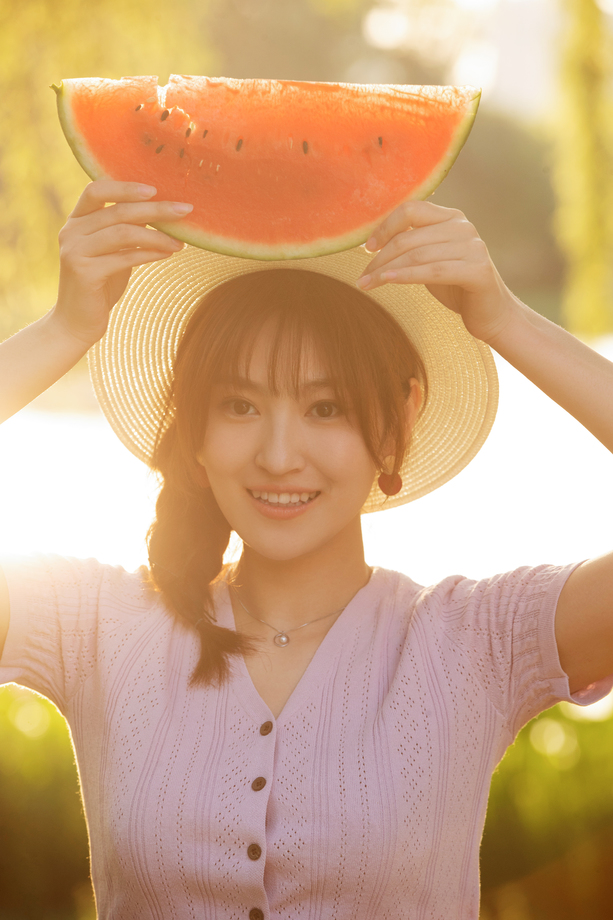 拿着西瓜的快乐青年女人 拿着西瓜的快乐青年女人