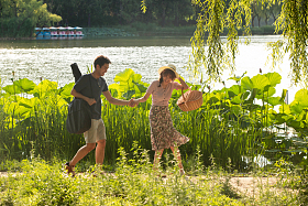 手牵手郊游的幸福情侣图片