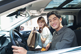 快乐情侣坐在汽车