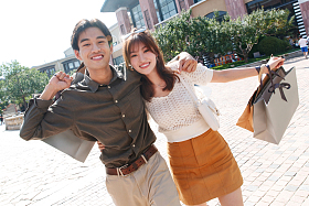 幸福情侣开心逛街图片