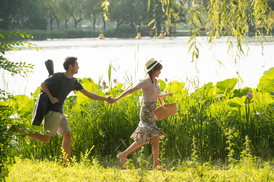 手牵手郊游的幸福情侣 手牵手郊游的幸福情侣