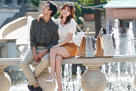 坐在喷泉边的幸福情侣照片