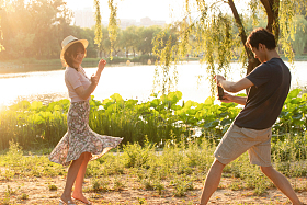 幸福情侣在公园里拍照图片