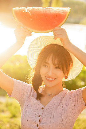 拿着西瓜的快乐青年女人图片