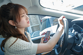 开车的青年女人照片