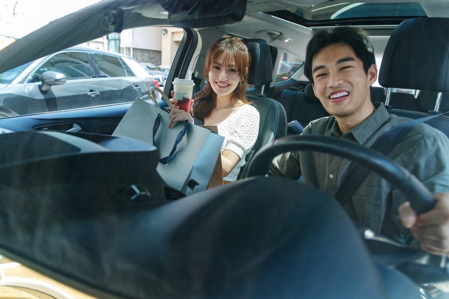 快乐情侣坐在汽车 快乐情侣坐在汽车