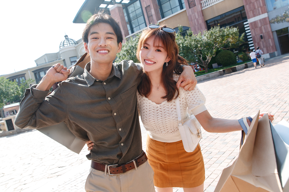 幸福情侣开心逛街图片 幸福情侣开心逛街图片