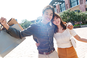 幸福情侣开心逛街