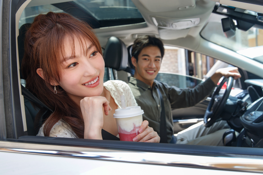 青年伴侣坐在汽车里喝饮料图片 青年伴侣坐在汽车里喝饮料图片