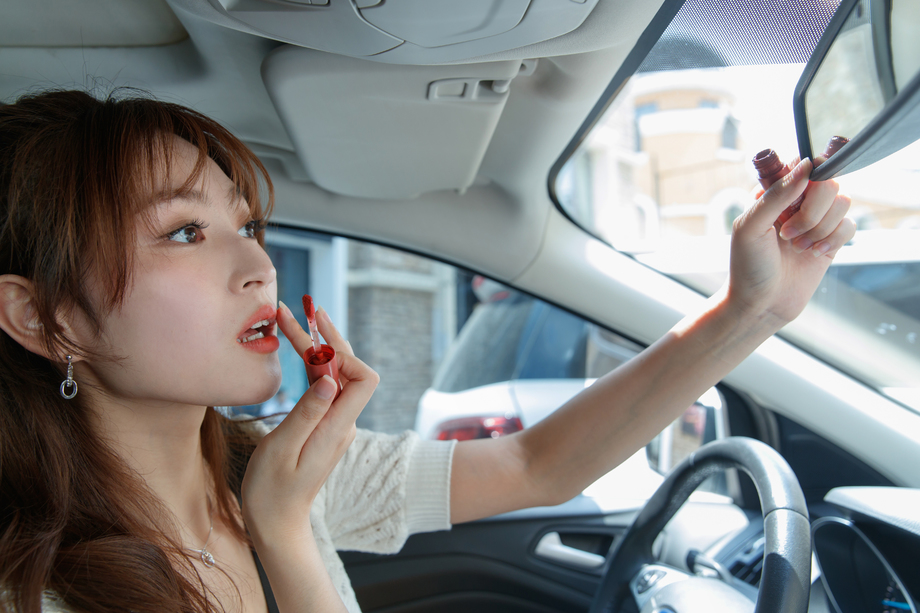 开车的青年女人 开车的青年女人