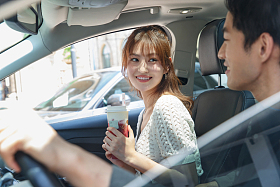 坐在汽车里的青年伴侣