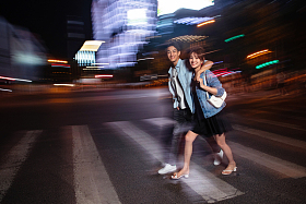 夜晚逛街的快乐情侣图片