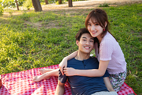 躺在草地上的幸福情侣