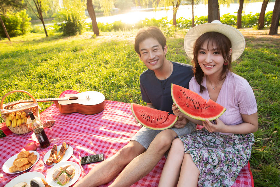 在公园里郊游的幸福情侣照片 在公园里郊游的幸福情侣照片