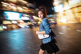 夜晚行走的路上的青年女人