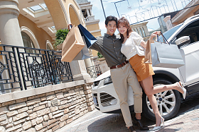 快乐购物的幸福情侣图片