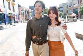 幸福情侣开心逛街图片